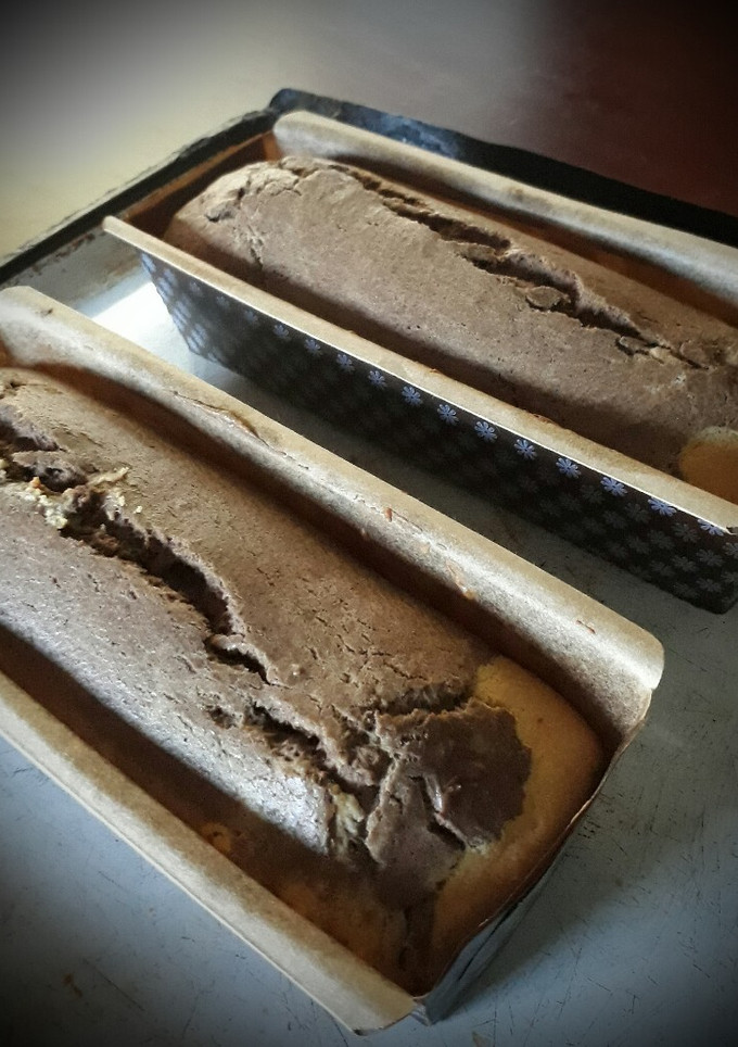 Una foto de Budín marmolado fácil 😋🍫