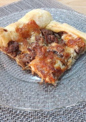 O poză a rețetei Pizza țărănească cu anghinare și cârnați.