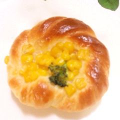 A picture of Corn & Mayonnaise Buns with Broccoli.