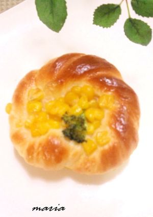 A picture of Corn & Mayonnaise Buns with Broccoli.
