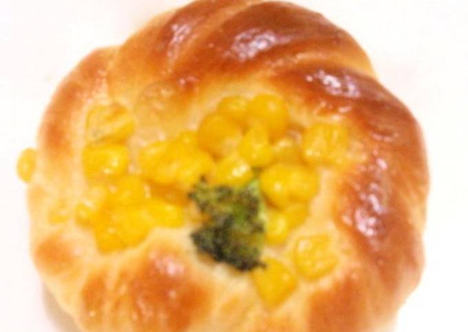 Corn & Mayonnaise Buns with Broccoli