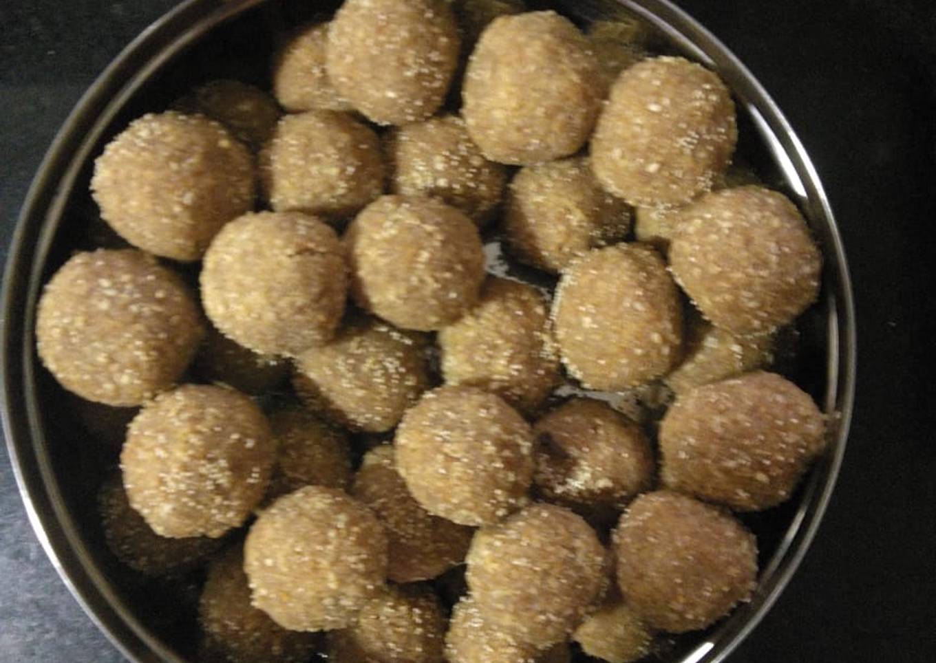 Atte ke Laddu with dry fruits and khaskhas