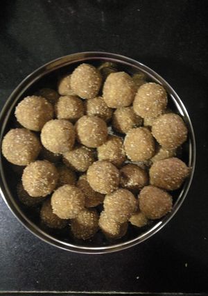 A picture of Atte ke Laddu with dry fruits and khaskhas.