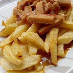 A picture of Chips with chicken sauce.