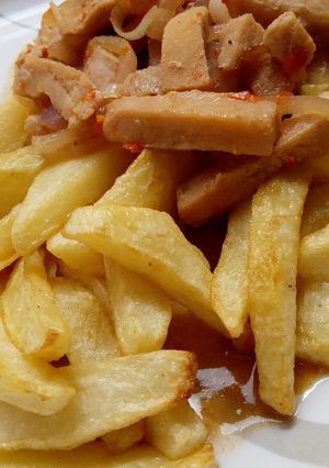 A picture of Chips with chicken sauce.
