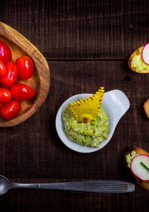 Una foto de Crostini de brócoli, queso y polvo de panceta