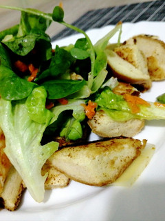 Una foto de Ensalada gourmet con pollo, sin gluten 🥬🍗