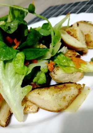 Una foto de Ensalada gourmet con pollo, sin gluten 🥬🍗
