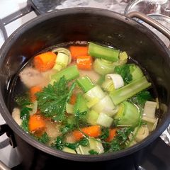 A picture of 6 steps easy made chicken stock.