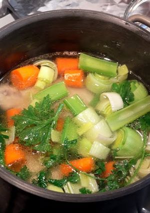 A picture of 6 steps easy made chicken stock.