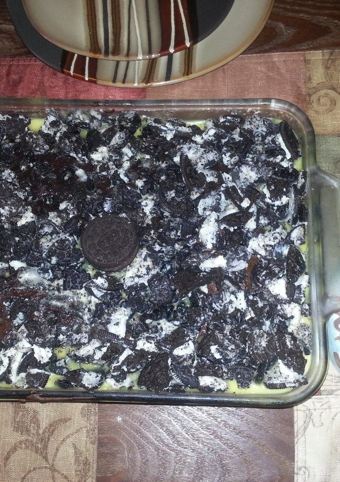 A picture of Oreo pudding cake.