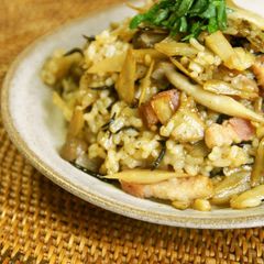 Full of Fiber Burdock Root & Hijiki Fried Brown Rice A picture of Full of Fiber Burdock Root & Hijiki Fried Brown Rice.
