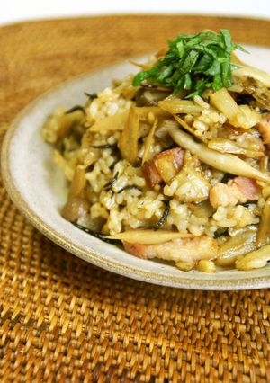 A picture of Full of Fiber Burdock Root & Hijiki Fried Brown Rice.