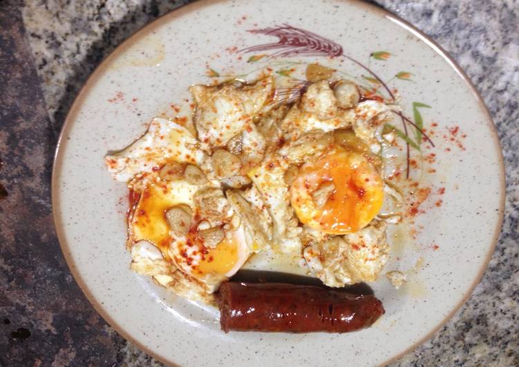 Huevos fritos con tocino de jamón, ajos y chorizo picante Receta de condemorante Cookpad Huevos fritos con tocino de jamón, ajos y chorizo picante Receta de condemorante Cookpad