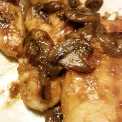 A picture of Chicken Marsala.