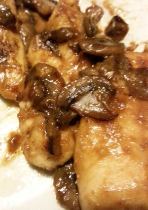 A picture of Chicken Marsala.