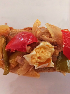 Una foto de Tosta de pimientos con atún
