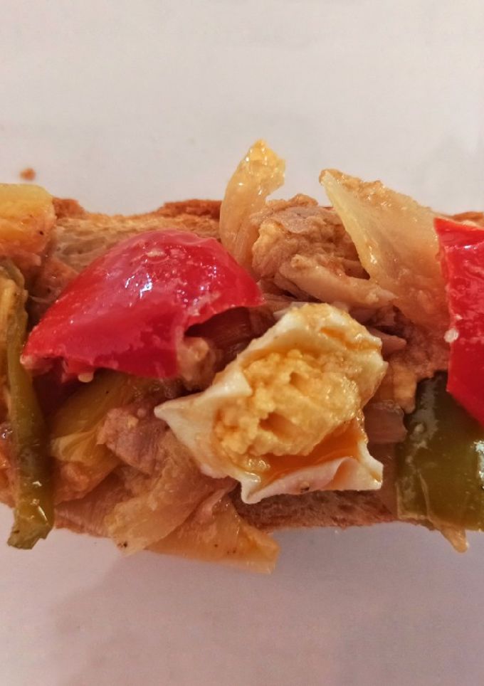 Una foto de Tosta de pimientos con atún