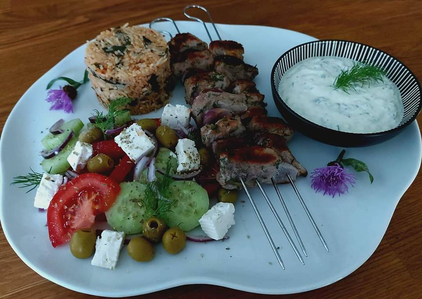 Souvlaki, Spanakórizo, Joriátiki y Tzatziki