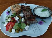 Una foto de brocheta de frutas de verano