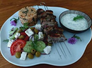 Una foto de Souvlaki, Spanakórizo, Joriátiki y Tzatziki