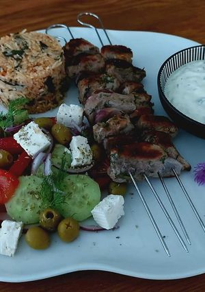 Una foto de Souvlaki, Spanakórizo, Joriátiki y Tzatziki