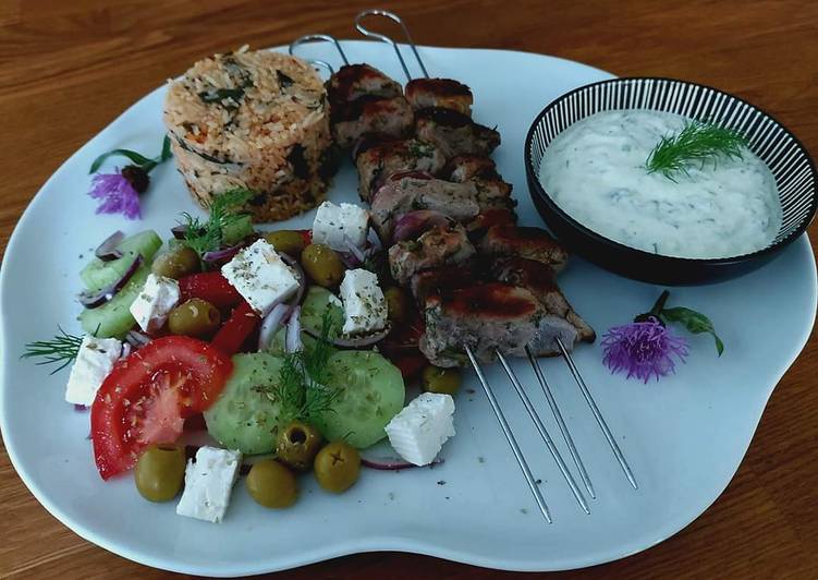 Souvlaki, Spanakórizo, Joriátiki y Tzatziki