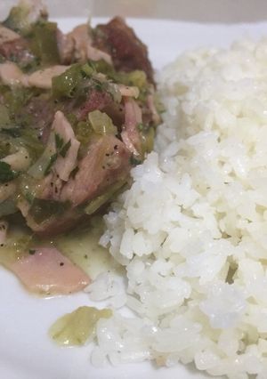 Una foto de Costillas de cerdo ahumado con jamón y verduras