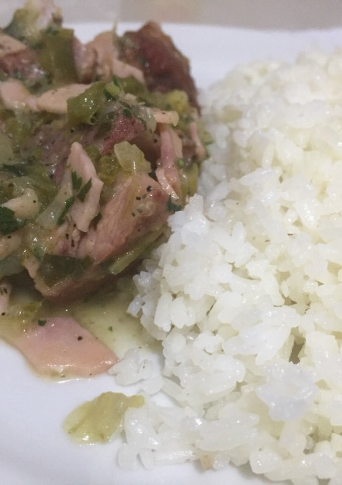 Una foto de Costillas de cerdo ahumado con jamón y verduras