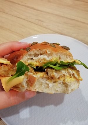 Une photo de Burger au filet de poulet pané maison