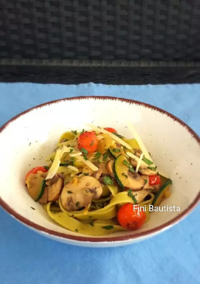 Una foto de Pasta de espinacas con verduras