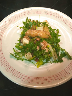 Una foto de Ensalada de rúcula, piña y queso feta