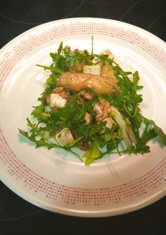 Una foto de Ensalada de rúcula, piña y queso feta