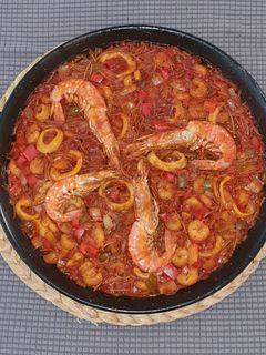 Una foto de Fideuá a mi manera con calamar y gambas