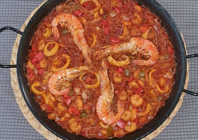 Fideuá a mi manera con calamar y gambas