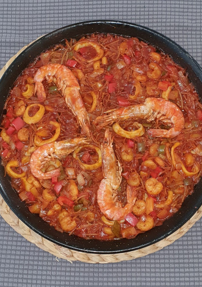 Una foto de Fideuá a mi manera con calamar y gambas