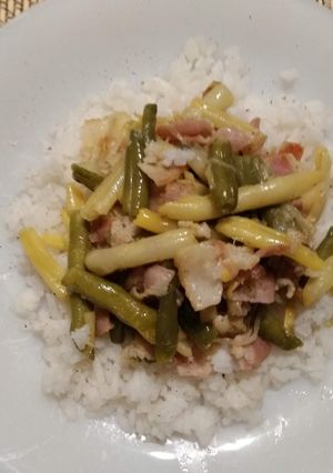 Hagymás, baconos zöldbab rizzsel recept fotója