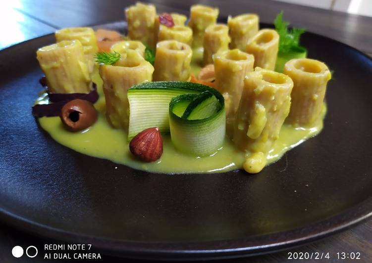 Mezze maniche su crema di piselli,nocciole e mirtilli