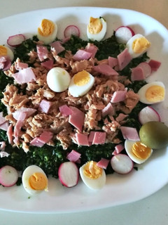 Una foto de Ensalada de acelgas con atún