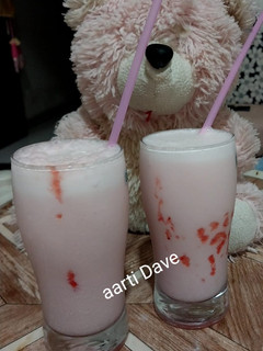 स्ट्रॉबेरी शेक (Strawberry shake recipe in hindi) रेसिपी मुख्य फोटो