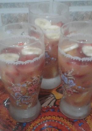 صورة لوصفة سلاطة فواكه بفراولة وموز 🍌🍓