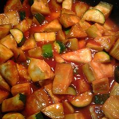 A picture of aubergine and zucchini.