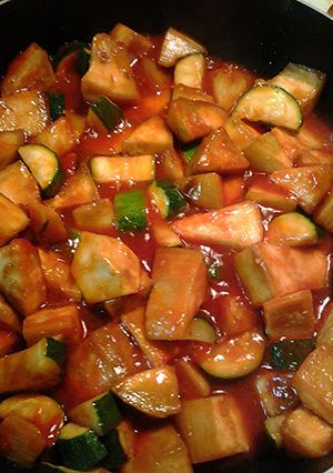 A picture of aubergine and zucchini.