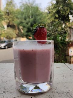 સ્ટ્રોબેરી મિલ્કશેક (Strawberry Milk Shake Recipe in Gujarati) રેસીપી મુખ્ય ફોટો