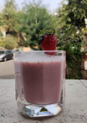 સ્ટ્રોબેરી મિલ્કશેક (Strawberry Milk Shake Recipe in Gujarati) રેસીપી મુખ્ય ફોટો