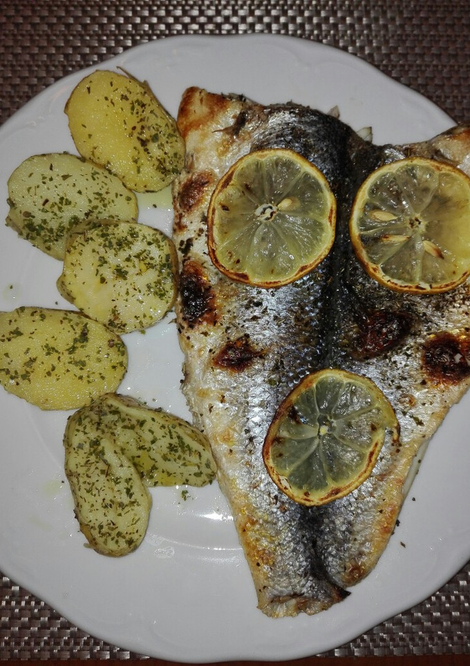 Una foto de Lubina a la parrilla con patatas cocidas