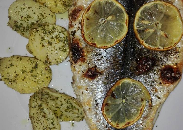 Lubina a la parrilla con patatas cocidas