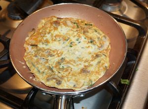 Una foto de Tortilla de champiñones con puerros y pimientos