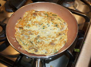 Una foto de Tortilla de champiñones con puerros y pimientos