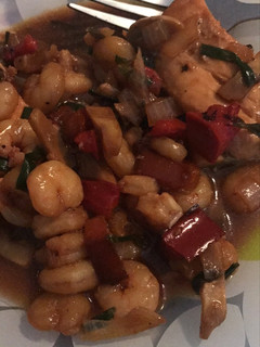 Una foto de Salmón y gambas peladas con soja